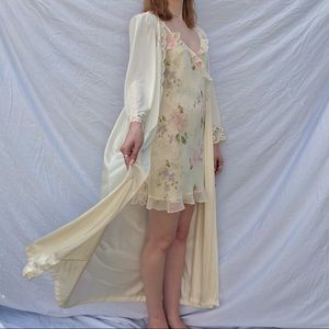 SOLD NWT Olga Vintage 80s Cream Lace “Silky” Robe